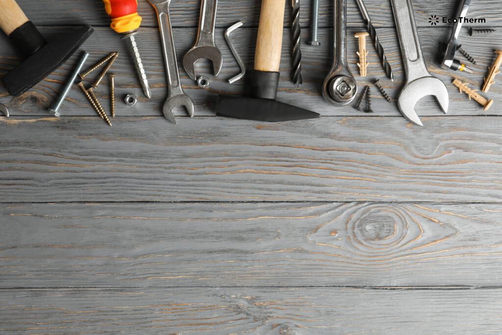 szerszámok egymás mellett egy szüke asztalon