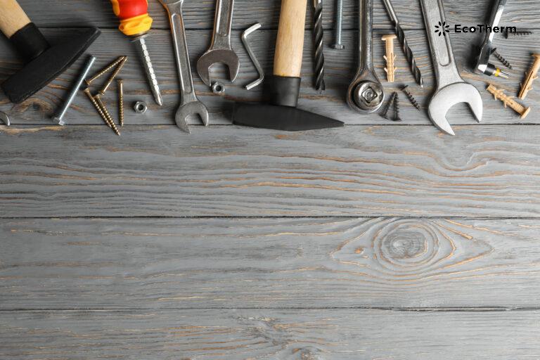 szerszámok egymás mellett egy szüke asztalon